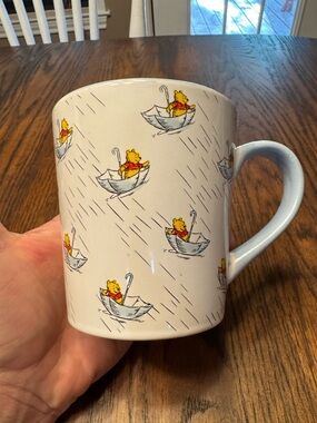 Winnie The Pooh Disney Coffee Cup/Mug 16 Oz Rainy Days Umbrellas With Pooh